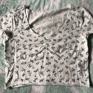 V-neck Lettuce Trim Tee (blue floral)